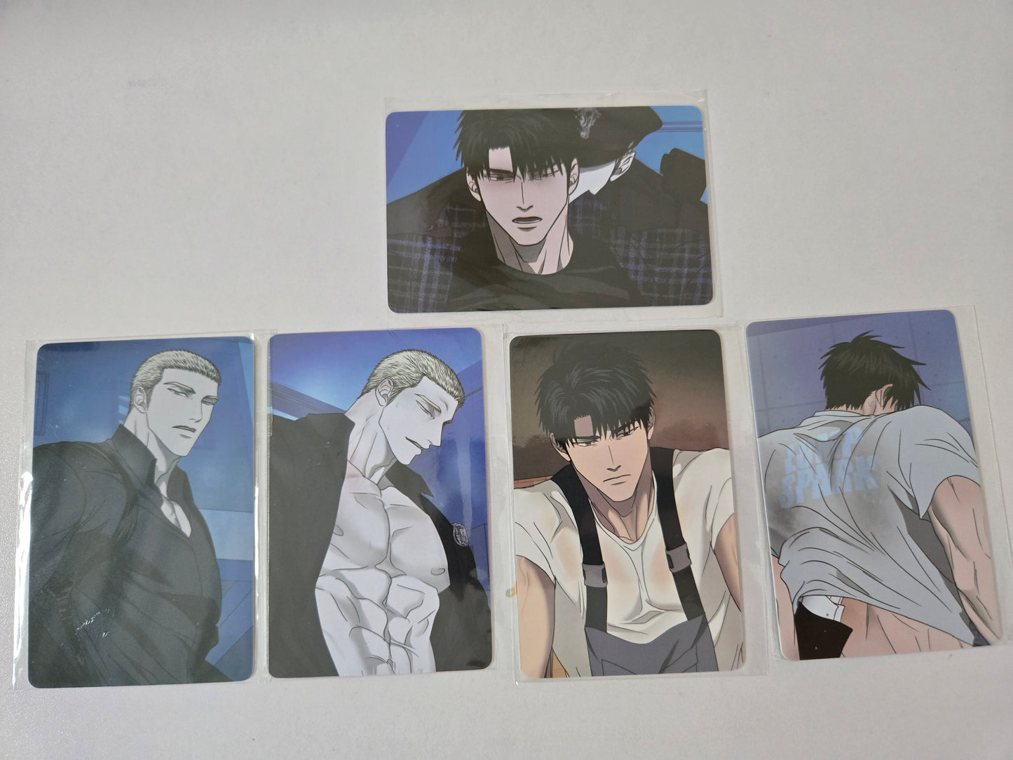 Five cafe limited photocards featuring Shutline couple 